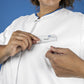 BP dames zorgtuniek met modern fit, drukknoopsluiting, kleuraccenten en smartphonezak voor zorgprofessionals