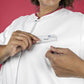 BP dames zorgtuniek met modern fit, drukknoopsluiting, kleuraccenten en smartphonezak voor zorgprofessionals